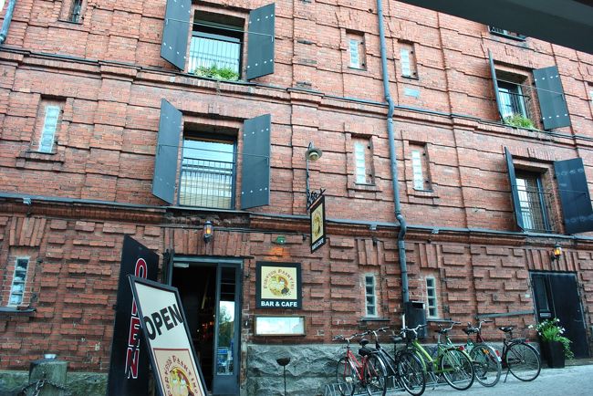 川沿いに歩くとさっそく素敵なカフェを発見！<br />でも、ささっと写真を撮って先に進みます。