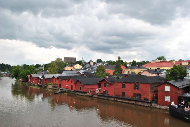 お腹いっぱいで街歩き再開します！<br /><br />ポルヴォーと言えばこの橋からの眺め<br />残念ながら雨上がりで川の水は濁ってて空もどんより<br /><br />晴天の状態で撮りたかったなぁ〜