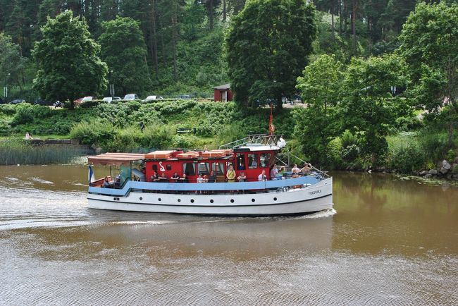 可愛い観光船も行き交ってました。