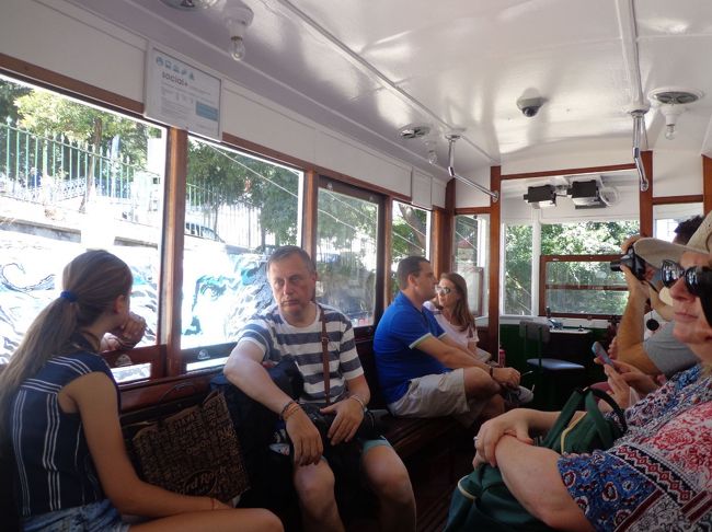 帰りもケーブルカーで<br />ボーッとしている私。ケーブルカーの写真も撮らずに乗車<br />外観の写真は、他の方の旅行記をご覧下さい（笑）