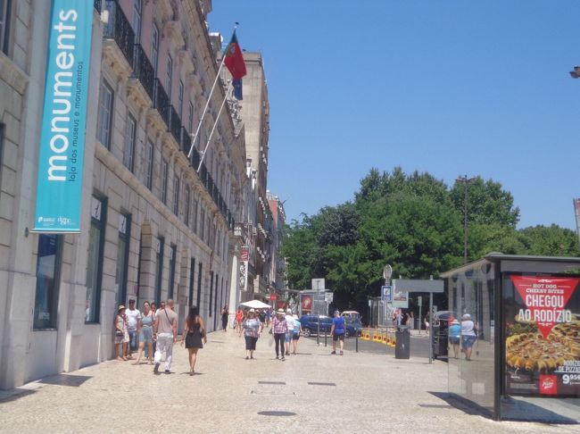 目的地に行く電車は出たばかり。<br />次の電車の時間まで1時間あるので<br />近くをちょっと散歩します