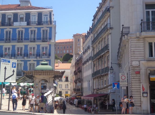 左側のブルーの建物が私好み