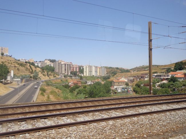 暫くは集合住宅が並ぶ景色が続くらしい（私は熟睡中）