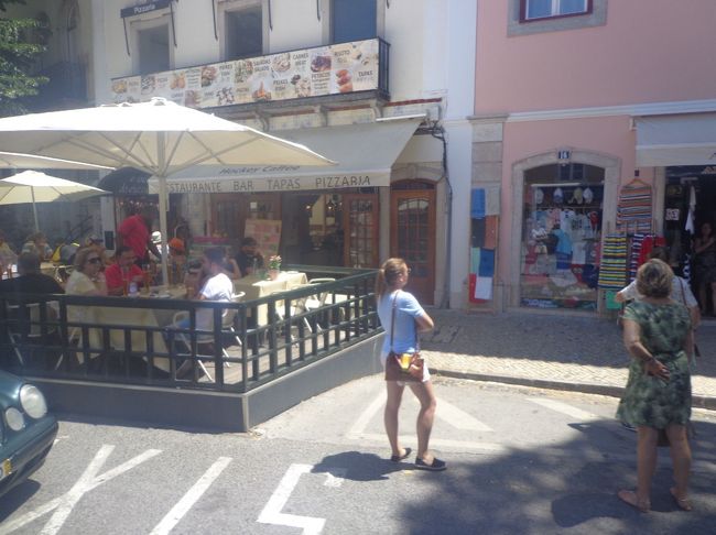 レストラン、お土産屋さんが並ぶ