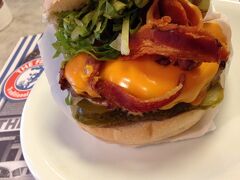 【この国のハンバーガー、美味しいんですよぉ〜?】

違うお店のバーガー。

■Joakins Hamburguer

Rua Joaquim Floriano 163,Santo Amaro,Sao Paulo