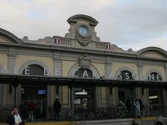 ３/２０　朝にParis（パリ）を出発し、
トゥ−ル−ズ（Toulouse)てくてく、、を終え、
カルカソンヌ（Carcassone）駅に到着、、

駅でTAXIをつかまえて…の予定が　？？？
駅前にTAXIが１台もいない！！！（＠＠；

仕方なく、駅前広場でTAXIが通るのを待つkuritchi達、、
でも一向にTAXIが通る気配もない、、

そこへ（何故か？）マットレスを運んでいたオジサンが、、
「何を待ってるの？」（英語で）
TAXIが通るのを待っているのだと伝えると、、
「ここには（TAXIは）来ないよ、、
　あの橋（と指さし）の向こうに行かないとTAXIは通らないよ」と教えてくれる、、

≪　えーーーっ！！！！≫

ちょっと、怪しげに見えたオジサンにお礼を伝え、
半信半疑ながら早速、教えてもらった場所（移動時間5分足らず）へ移動、、
すると、５分もしない内にTAXIがやって来たではないですか！！
かくして、無事ホテルに到着（＾＾

≪オジサン、ちょっと疑ったけれど、、教えてくれて　ありがとう〜♪≫（＾＾；
