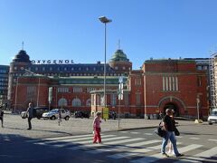 約３０分、Hakaniemiのバス停に到着。
時刻は５時過ぎ、ハカニエミ マーケットが６時までなのでホテルにチェックインする前に立ち寄ります。