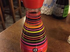 【...醤油入れ...】

南米のキッコーマンも......ラテン系.......ともかく、『ハデ.....！』


.....いきなり、テーブルの上で、サンバでも踊りだしそぉ〜です.....