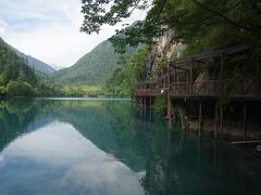 熊猫海（長670ｍ・幅109〜237ｍ・深さ24ｍ・水容量180万&#13221;・標高2574ｍ）を南に撮ったものです。右の桟道は箭竹海から続く遊歩道です。