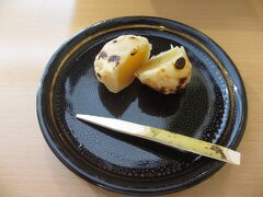 食後のデザート、二條若狭屋へ。こちらはサービスのやき栗