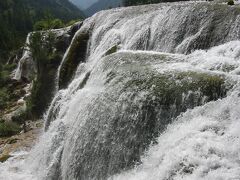 珍珠灘を渡り、下り遊歩道の途上から見た珍珠灘瀑布（高21ｍ・幅270ｍ・標高2433ｍ）です。