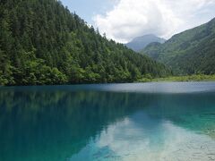 樹正溝景区の最初の老虎海（長310ｍ・幅171〜194ｍ・深さ25ｍ・水容量110万&#13221;・標高2298ｍ）を上流方向へ撮ったものです。