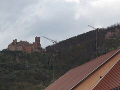 サントゥルリッシュ城
Château Saint-Ulrich
リボヴィレの背後の山には、サン・ウルリッヒ城、リヴォーピエール城、ギエスベール城という3つのお城があります。

写真は、一番左のサントゥルリッシュ城です。