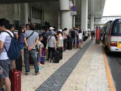 お盆に少しカブってるのもあり、機内には子供がたくさんいました。
あちこちで騒がしいので、若干安心。
とりあえず、レンタカー。
今回は、オリックスレンタカー。凄い行列。
敷地の広い大型店舗なのですが、離れたところにあって、これが、後々悩まされることに。