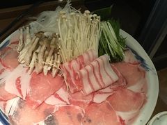 すっかり夜になり、19:30に恩納村に到着。
今回の宿は、恩納村にあるビオテラスという宿。
宿に着く頃は疲れすぎて、写真を撮り忘れているので、宿の紹介は、後ほど。
夕飯は、宿から近い「桃香」
アグー豚しゃぶしゃぶのお店です。
店に入るなり2歳の姪が、良い匂い！と興奮。