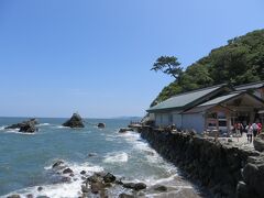 神社の本殿と、その先に見える夫婦岩。