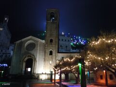 教会の後ろにポップな灯り♪

それにしても、サン・ジョヴァンニ、まだ開いてるわ。
  