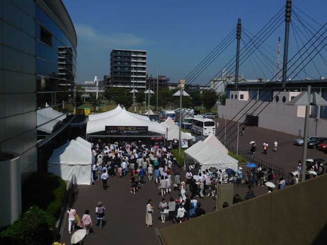 　入り口を見下ろす。<br /><br />特設アイスアリーナは左の建物にあります。<br /><br />　こちらの建物には初めて入ります。