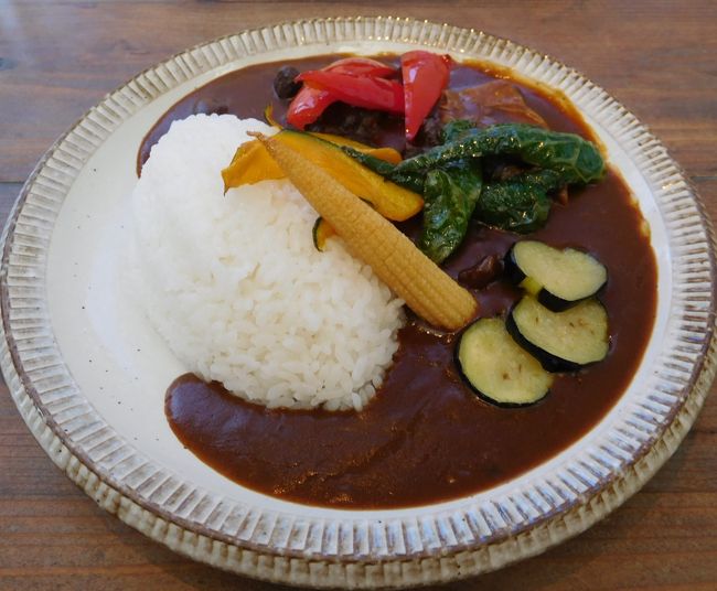 　夏野菜カレーです。<br />茄子やピーマン、かぼちゃが乗っています。<br />ビーフの柔らかかったです。<br /><br />　暑い中歩き回ったので少々脱水。<br />アイスコーヒーも水も飲んだのでお腹が一杯で苦しくなりました・・・・。<br /><br />　もう1か所違うショッピングセンターに行こうと思っていましたが、外はあまりにも暑くて陽が当たる所を歩きたくなかったので今日は行くのは止めちゃいました。<br /><br /><br />