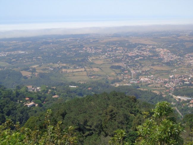 海の方角を見ると、灰色の雲が何キロにも渡って広がっているのが見える