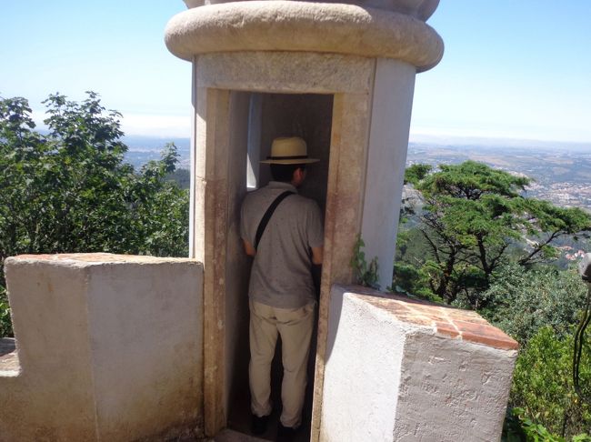 小さい窓から景色を見ている旦那様<br />どうみても立ちション