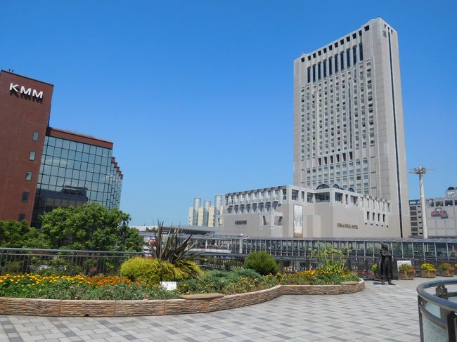 　広場にハーロックの像があります。<br /><br />先ほどのスケートの公演会場は高いホテルのビルのまだ向こう側にありました。<br /><br />後ろの長い歩行者洞を人がぞろぞろと歩いています。<br />一体何人の人がショーを見たのかな。