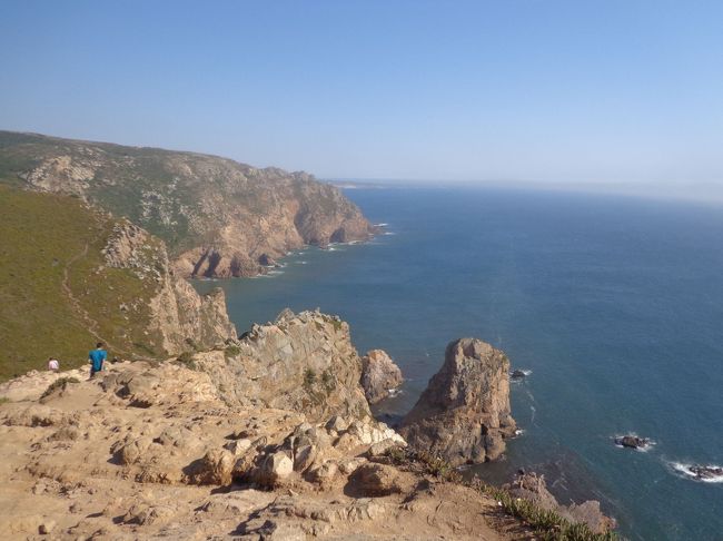 岩の先端まで歩く人もいる<br />ヒェー　こわい。。