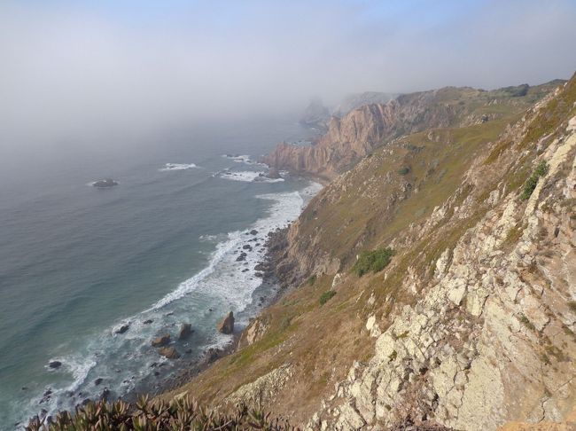 霧なのか、雲なのか？<br />先ほどペーナ宮殿から見えた灰色の雲の正体はもしかしてコレなの！？