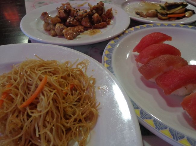 スシブッダ(Sushi Buddha)！！<br />お寿司、鉄板焼き、フルーツ、なんでも来いのビュッフェスタイル<br />息子は満足そうにパクついていましたが、<br />両親はガッカリ。。日本の寿司と違ーう！寿司にキウイとか乗っちゃってるし（涙）<br />お値段が異様に安いのも、なんかコワイ。。<br />まぁ、インターナショナル寿司はこんなもんですかね<br />