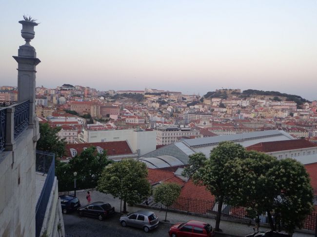 寿司ビュッフェレストランの通りを渡ると<br />あら、まぁ<br />サン・ペドロ・デ・アルカンタラ展望台（Miradouro De Sao Pedro De Alcantara）