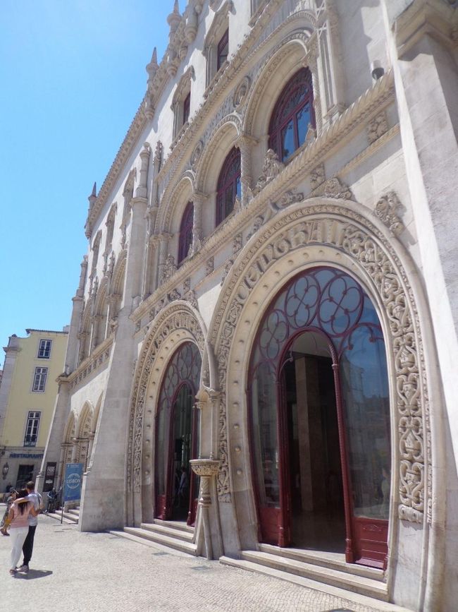 リスボン3日目<br />ゆっくり起きて、朝食をとった後向ったのはロシオ駅<br />写真がロシオ駅の入口<br />人に聞いてやっと見つけることができた