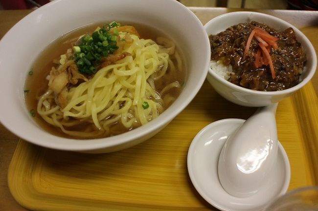 長男は石垣そば（５００円）とミニぶた丼（２００円）<br />弟にそばを少しあげていましたが、このボリュームを残さず完食。