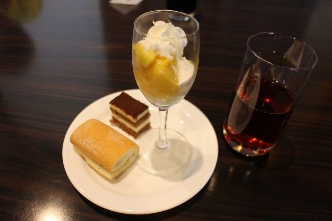 ５分程でいただきました。<br />ロールケーキは美味でしたが、他は・・・・。<br />無料ですからね。