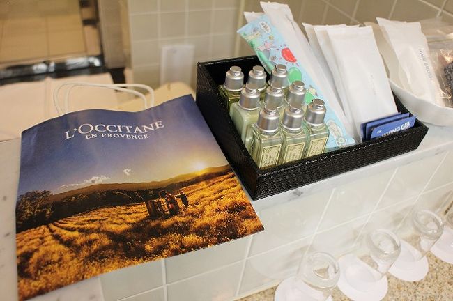 アメニティのロクシタンは初めからお持ち帰りを考え、紙袋付きです。