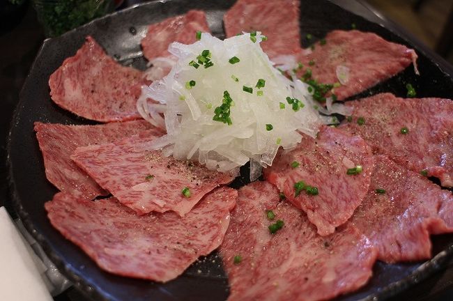 こちらが焼きシャブ２人前（＠１，７２０円×２）<br />噂どおり、お肉がとろけるほど柔らかくて◎<br />サッと炙り焼き程度で玉ねぎを巻いていただきます。<br />早い時間でないと売り切れてしまうと言われていたため、１７時からの予約でしたがここでこれは必食ですね。<br />