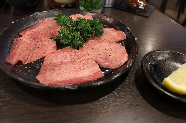 食べ比べでタン（１，１８０円）<br />ネギタンの美味しさが際立ちます。<br />ここでは、<br />①塩バラ<br />②焼きシャブ<br />③ネギタン<br />をオーダーしましょうね。<br />大盛ごはん×２にソフトドリンク×４で１２，４９０円。<br />極上の石垣牛を堪能し、このお値段。<br />コスパ最高ですね。<br />人気なわけです。