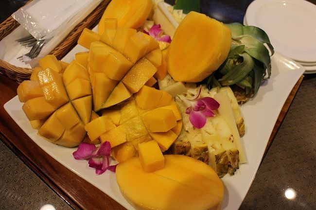 ホテルに戻り、カビラ湾の帰り道に石垣島観光パイン園で購入した食べ頃マンゴー３個（２，０００円）とパイナップル（２５０円）のカットをお願いしたところこんなにボリューミーなフルーツの盛り合わせにしていただけました。感謝感謝。<br />マンゴーもパイナップルも超〜甘くて大満足の食後のデザートでした☆<br />石垣島観光パイン園で、完熟のマンゴーが欲しいと言ったところ始め３個で３，０００円と言われたんです。しかもキズモノ。<br />石垣島はマンゴーが高いなと思い、「２，０００円で２個でいいわ」と言ったところ２，０００円で３個にしてくれました。宮古だったら３個で１，５００円で買えたと思うけどね。<br />結果的に美味しいマンゴーだったから良かったけど、石垣はマンゴーが高いわ（ＪＡでも見ましたがそういう印象だったな）<br />