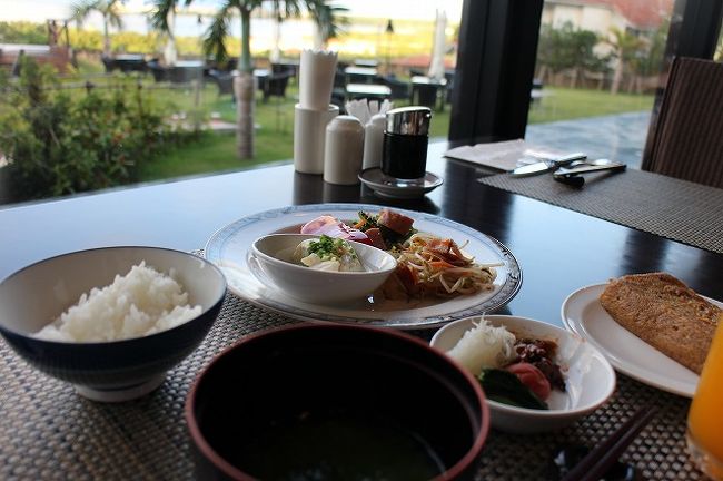 おはようございます。<br />石垣２日目の朝です。今回の旅でいうと実質５日目です。<br />ホテルを７時半には出なければならなかったので、私ひとり６時半に朝食です。<br />眺めの良いお席に案内してくれました。