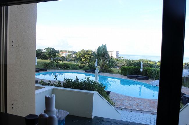 お部屋に戻ると主人と息子達が起きていたので、再度レストランへ。<br />今度はソファー席に案内してくれました。<br />