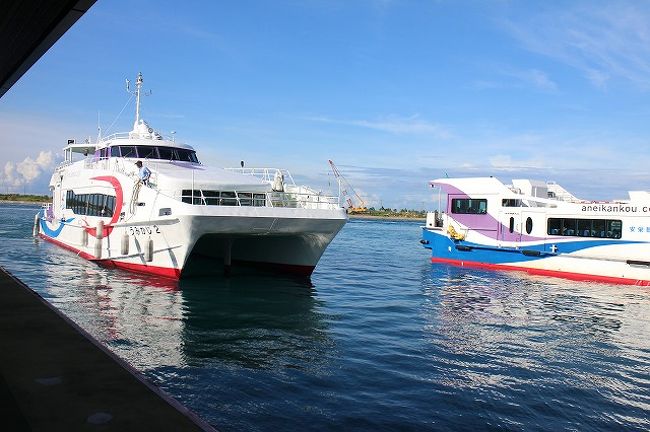 手前のフェリーで竹富島に向かいます。