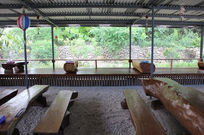 お店はオープンエア。<br />扇風機があちこちにあります。