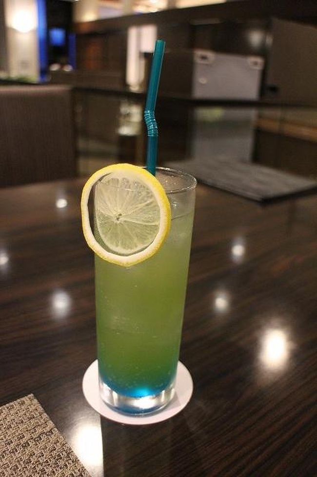 １７：３０<br />アマンダでの夕食です。<br />写真はシークァーサーインペリアル（７５０円）<br />ノンアルコールカクテルです。<br /><br />主人はオリオンのロンググラス。これが中ジョッキくらいの量でビックリ（７５０円）<br /><br />子供達はマンゴージュースにウーロン茶で４人で乾杯しました。