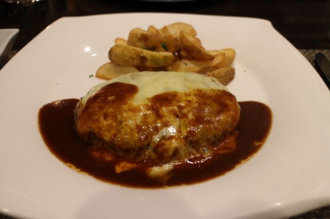 石垣産和牛チーズハンバーグ（１，２００円）<br />これは美味。