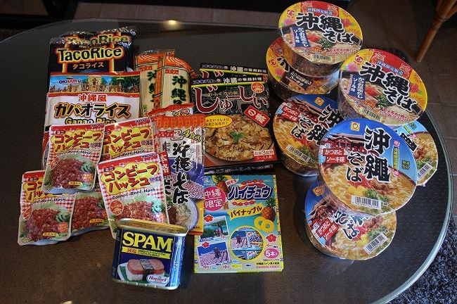 焼肉の夕食の帰り道、サンエーに寄りこちらの帰宅後に沖縄を楽しめる物を購入。<br />我が家が大好きなガパオライスが新発売されていました。