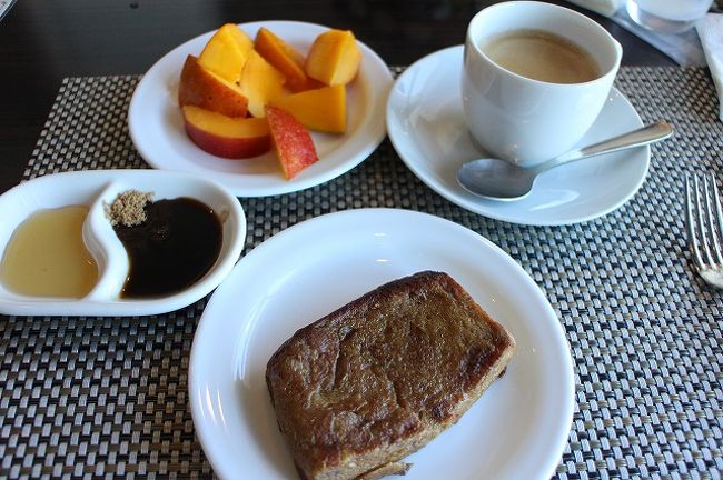 黒糖のフレンチトーストもいただいて満腹満足の朝食でした。<br />チェックアウトの際、主人がレンタカーのカギがないと言い出して。<br />一旦お部屋に戻り、スーツケースの中を確認するもなし。<br />困った。<br />私：まさか自分のカバンは確認済だよね？<br />主人：えっと、あっ、あった。<br />トホホ。そんなこんなでレンタカーもギリギリに返却。<br />手荷物でも時間がかかりバタバタとした搭乗となりました。<br />でも、ペンギン食堂の石垣島ラー油と機内誌で見た新発売の沖縄めんべいだけは買いたい。<br />ナント、搭乗口にあるコーラルウェイにあるではないですか。<br />パパっと購入し（しかもＪＡＬカードで１０％オフ）搭乗しましたとさ。