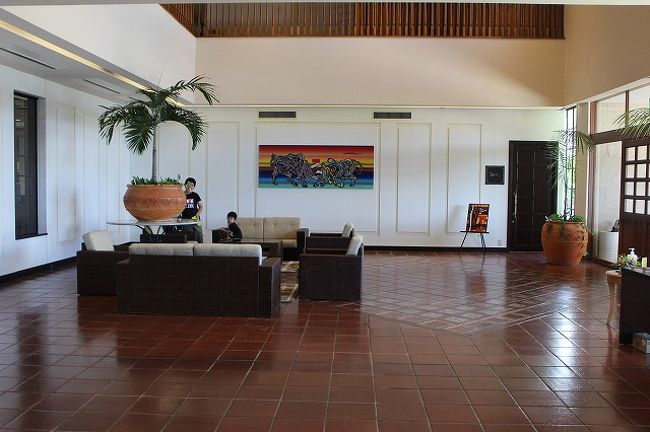 エグゼスに到着です。<br />建物は古いですが、キレイです。<br />こちらのソファーでウェルカムドリンクをいただきながらのチェックイン。<br />担当してくれたスタッフさんが、とてもベテランさんで気持ちの良い対応をしてくれました。