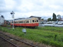 途中の国吉駅では、久留里線で走っていたキハ３５系が留置されている。
これから乗るキハ５８もかなり古く、いつ走れなくなるか分からないため、代替用にJRから買ったはいいが、本線を走らせる整備費用がないらしい。
この駅では、対向列車と行き違い。
ムーミンショップがあったりするため、3分の1近くが下車