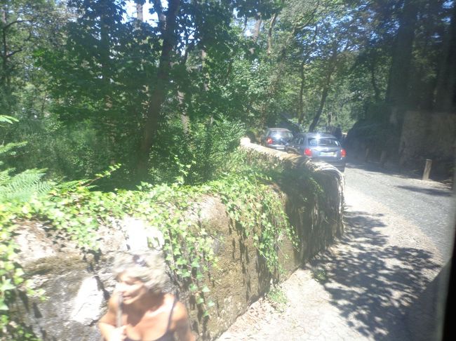 シントラ駅前から約20分位でペーナ宮殿前へ<br />実は、そこからが長〜い道のりなのです<br />夏の暑い中、かなり歩かなければなりません。<br />歩くのが苦手な私はグリーンのバスに乗り換えました。<br />ほんの数分で、ペーナ宮殿に到着