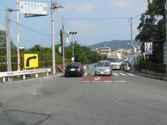 寄居へ向かう荒川にかかった橋（正喜橋）の左が鉢形城址。