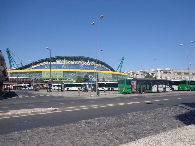 タクシーの運転手さんは女性。<br />カンポグランデバスターミナルに着くと、運転手さんも一緒にタクシーを降りて、どこのバス停でバスを待てばいいか聞いてくれた。<br />後半に行くアルブフェイラの街の事も色々教えてくれ、助かりました。<br />親戚の伯母さんのような温かい人。<br />しっかり握手して、お別れしました